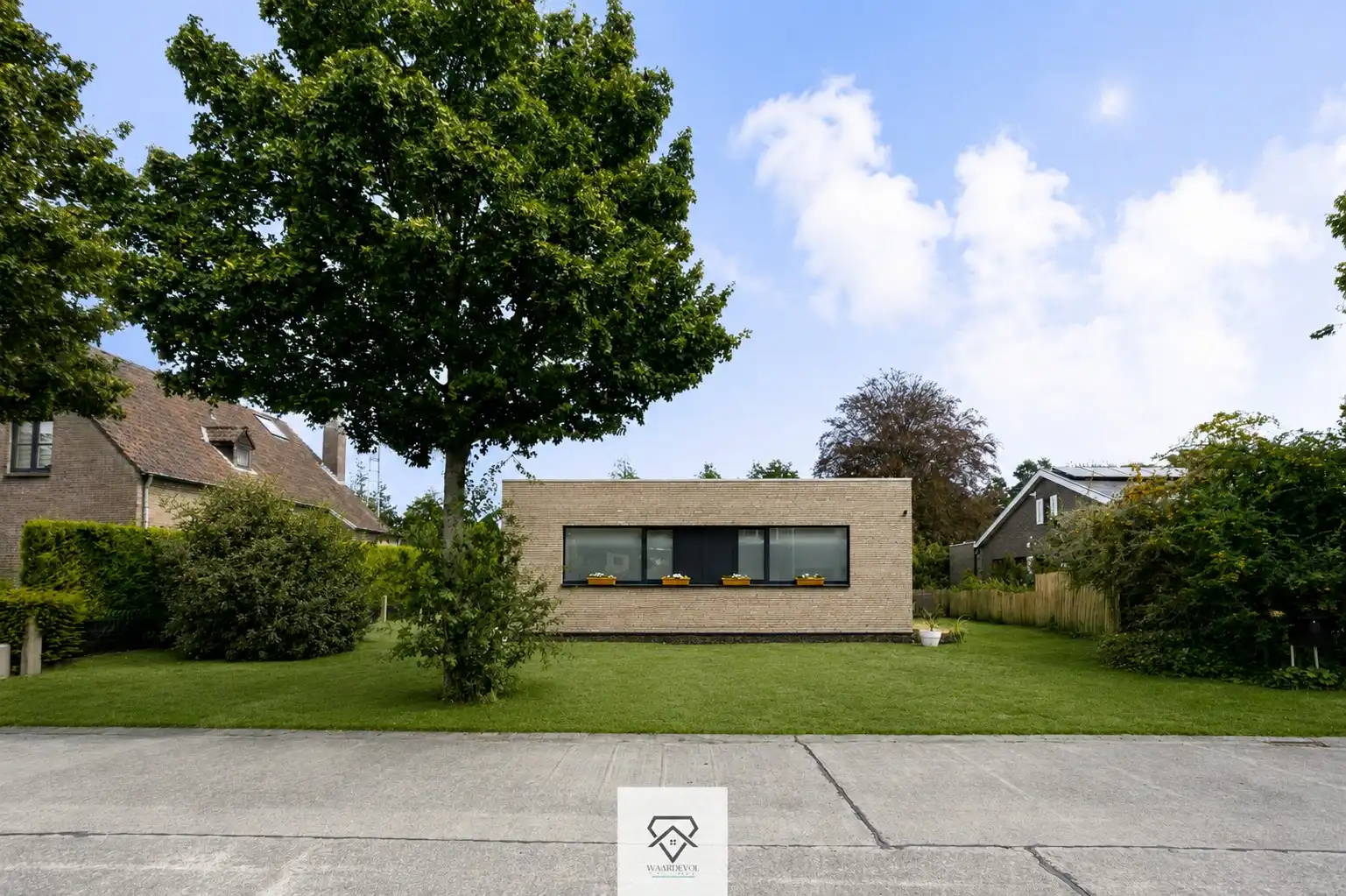 Moderne bungalow met EPC A en ruime kelder in Mariakerke foto {{pictureIndex}}