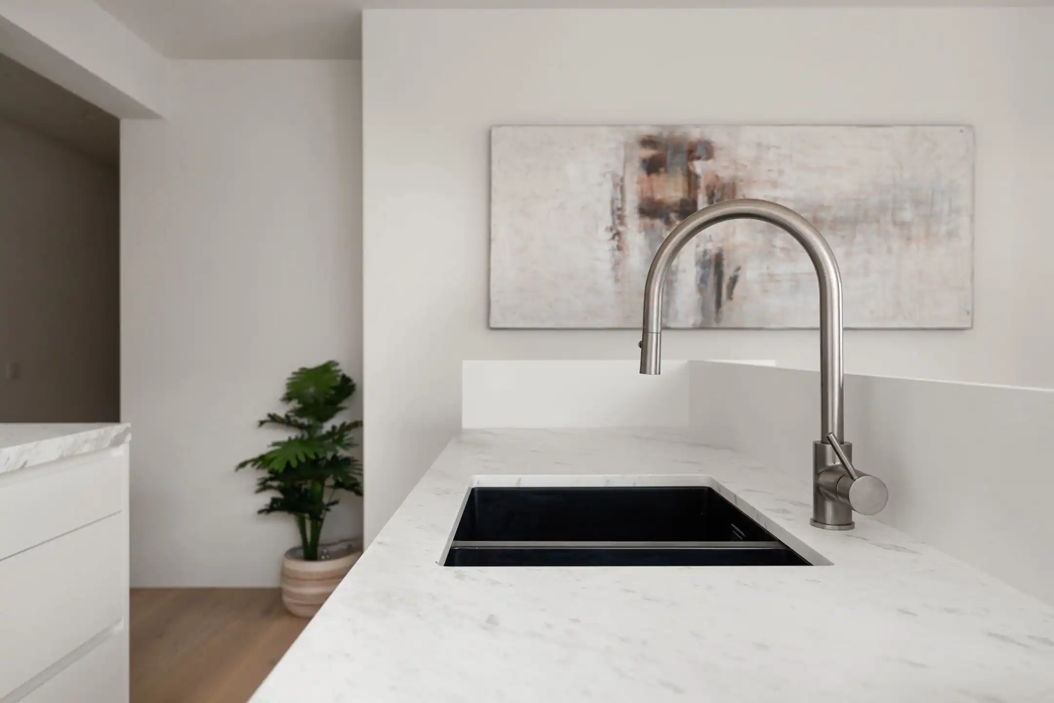 Prachtig gerenoveerd app met 2 slaapkamer centraal gelegen. foto 2