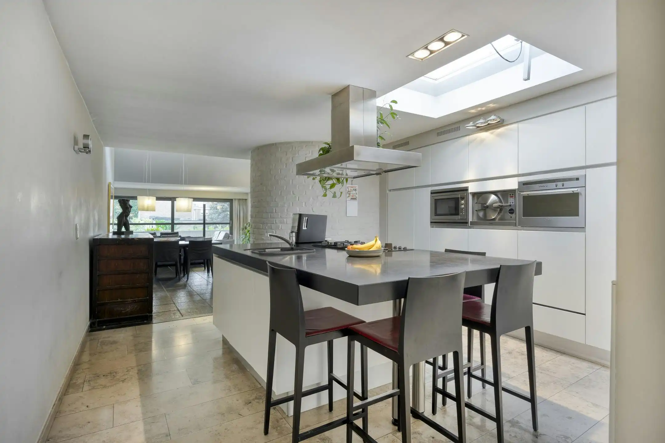 Riante herenwoning met handelsruimte te koop in Maaseik foto {{pictureIndex}}