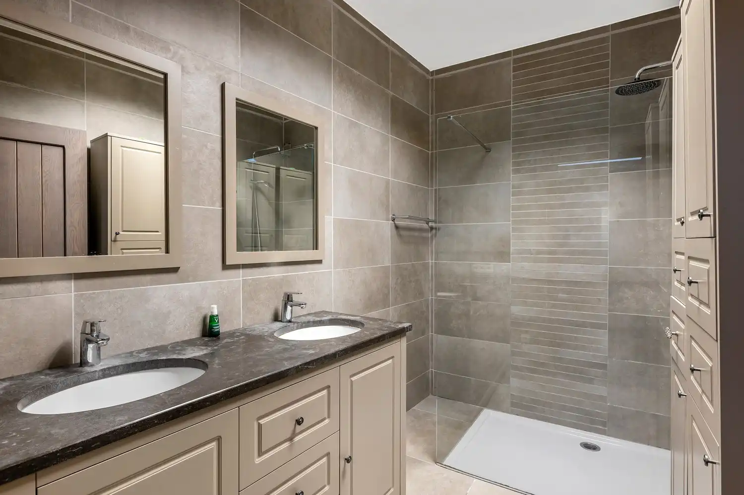 Ruime, instapklare pastorijwoning met bijgebouw op 1 180 m². foto 18