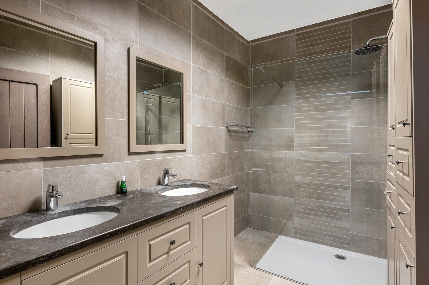 Ruime, instapklare pastorijwoning met bijgebouw op 1 180 m². foto 18