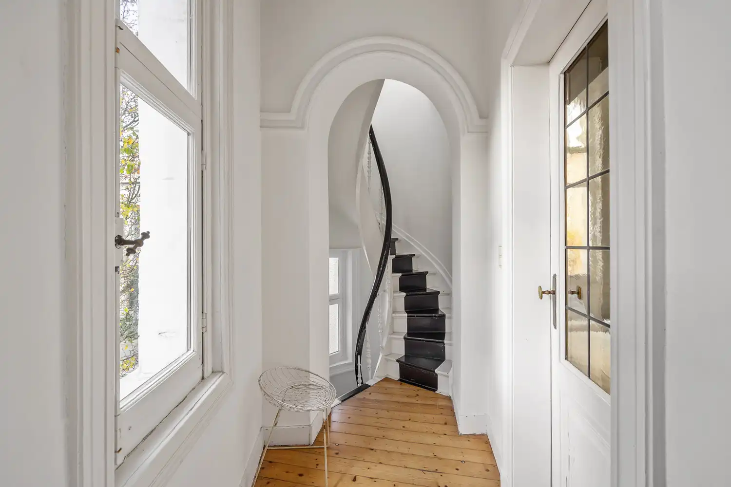 Wonen in een beschermde hoekwoning van Jos Bascourt uit 1894 is wonen in een uniek stuk Zurenborg, zonder renovatieplicht foto 4