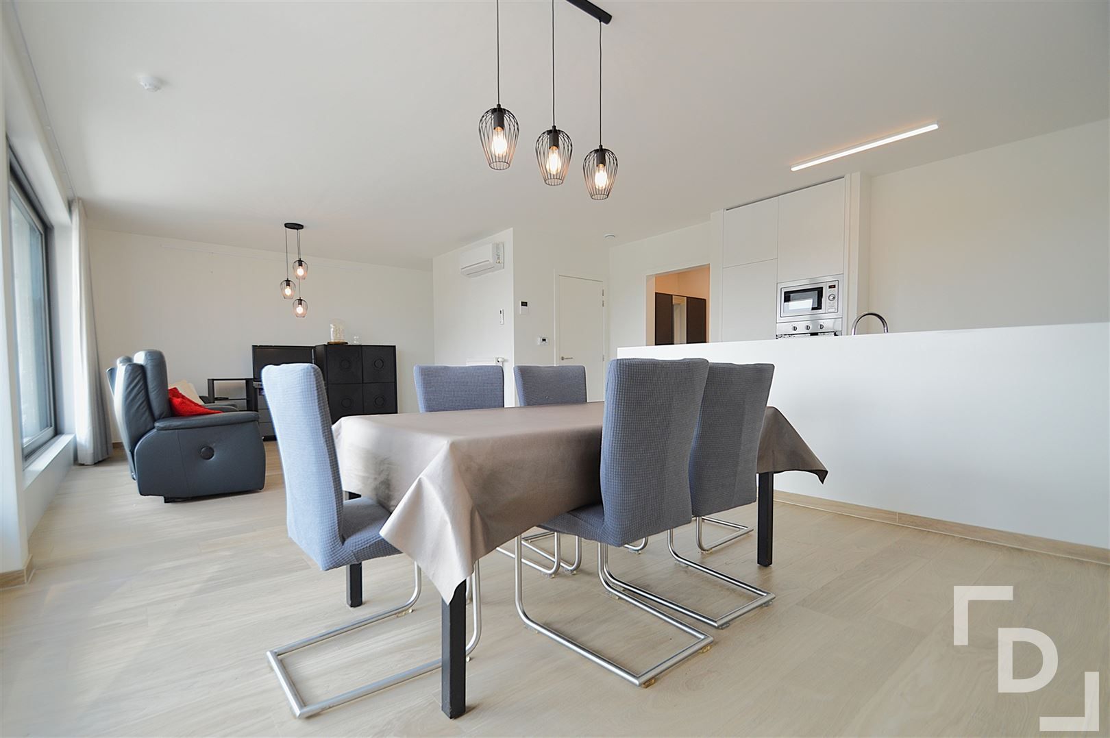 Recent appartement met ruim terras en garage te huur in Ieper. foto 5