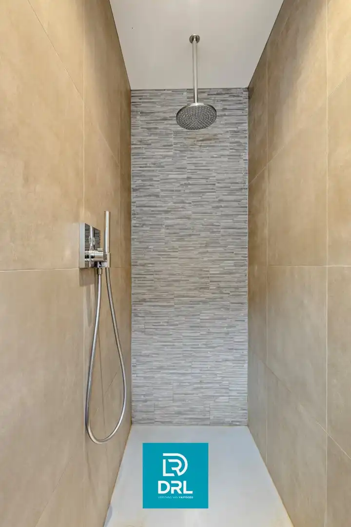 Luxe woning met binnenzwembad en perfect afgescheiden handels- of verhuurgedeelte foto 10