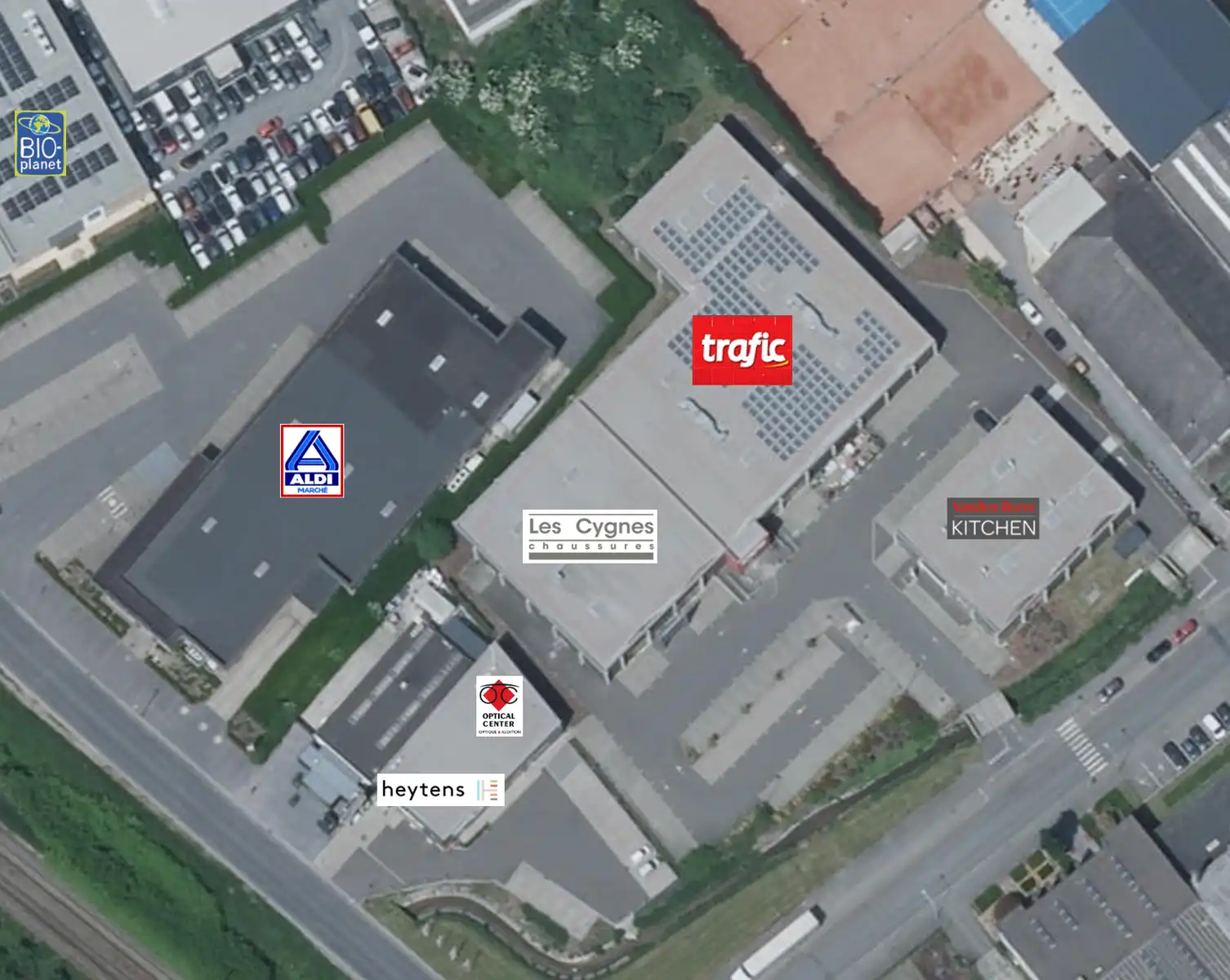 Handelspand van 540 m2 te huur in het commercieel centrum te Froyennes. (70 enseignes) foto 4