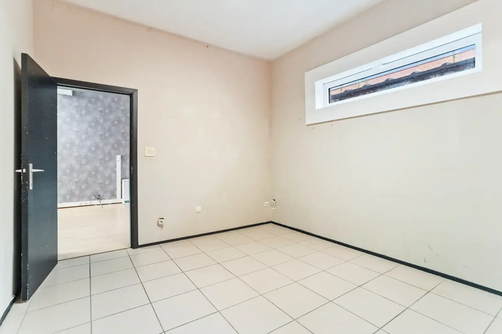 Verhuurd handelspand met parkeermogelijkheid te centrum Roeselare! foto 8