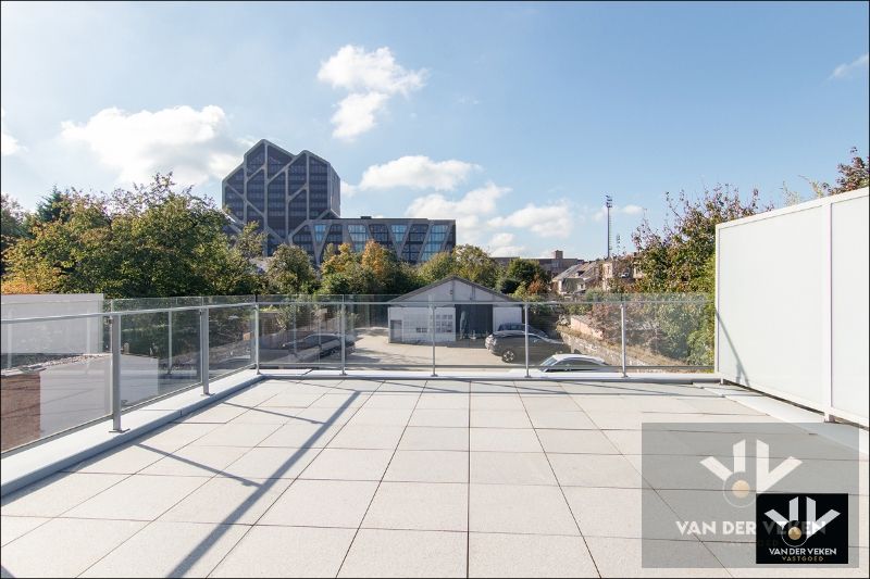 Lichtrijk, energiezuinig en instapklaar 2-slaapkamerappartement met ruim, uitnodigend en zuid-gericht terras op wandelafstand van het centrum foto {{pictureIndex}}