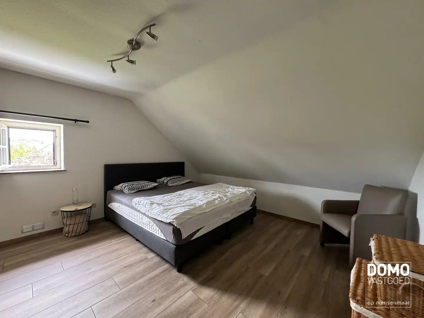 Charmante open bebouwing met 3 slaapkamers, 2 badkamers en prachtige tuin te huur foto 14