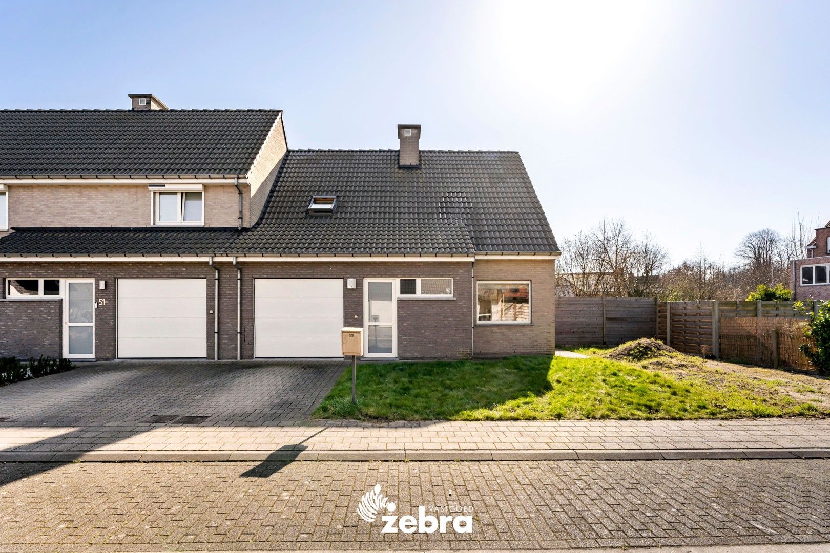 Instapklare, halfopen woning met 3 slaapkamers in een rustige woonwijk te Wevelgem! foto {{pictureIndex}}