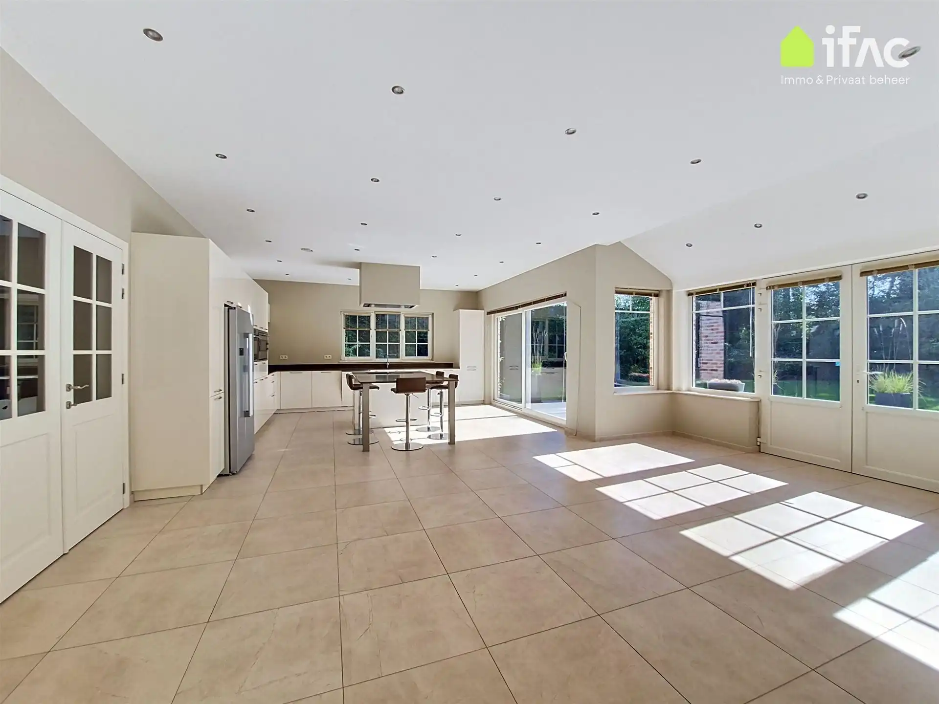 Exclusieve luxevilla op 14,47are in woonpark foto 9