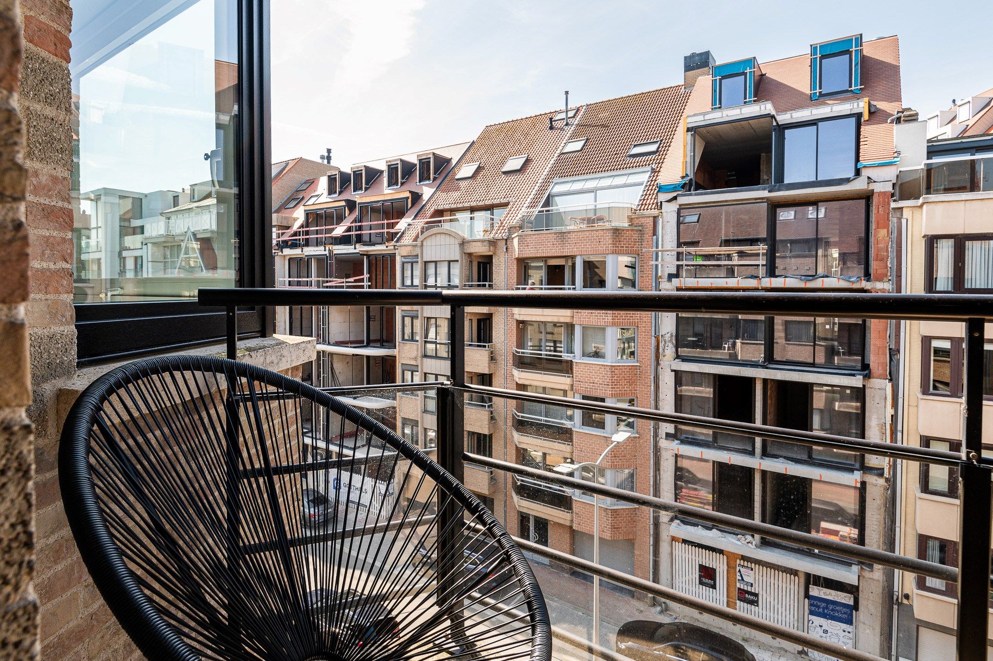 Volledig gerenoveerd appartement afgewerkt met kwalitatieve materialen en met zijdelings zeezicht. foto 19