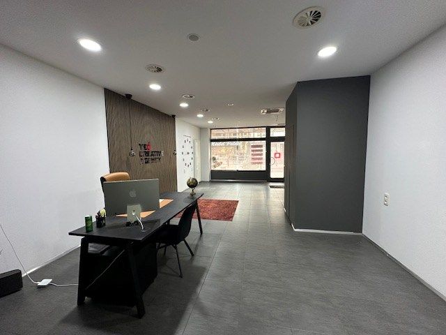 Instapklaar handelsruimte op de bekende Pauwengraaf te Maasmechelen foto 6