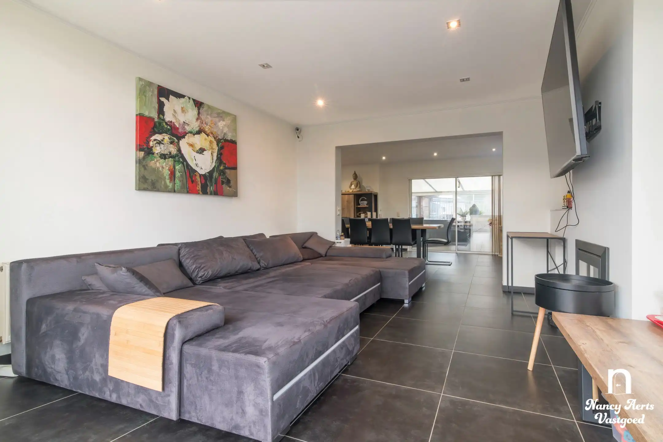 Veelzijdige woning met royale ruimtes en zwembad foto 2