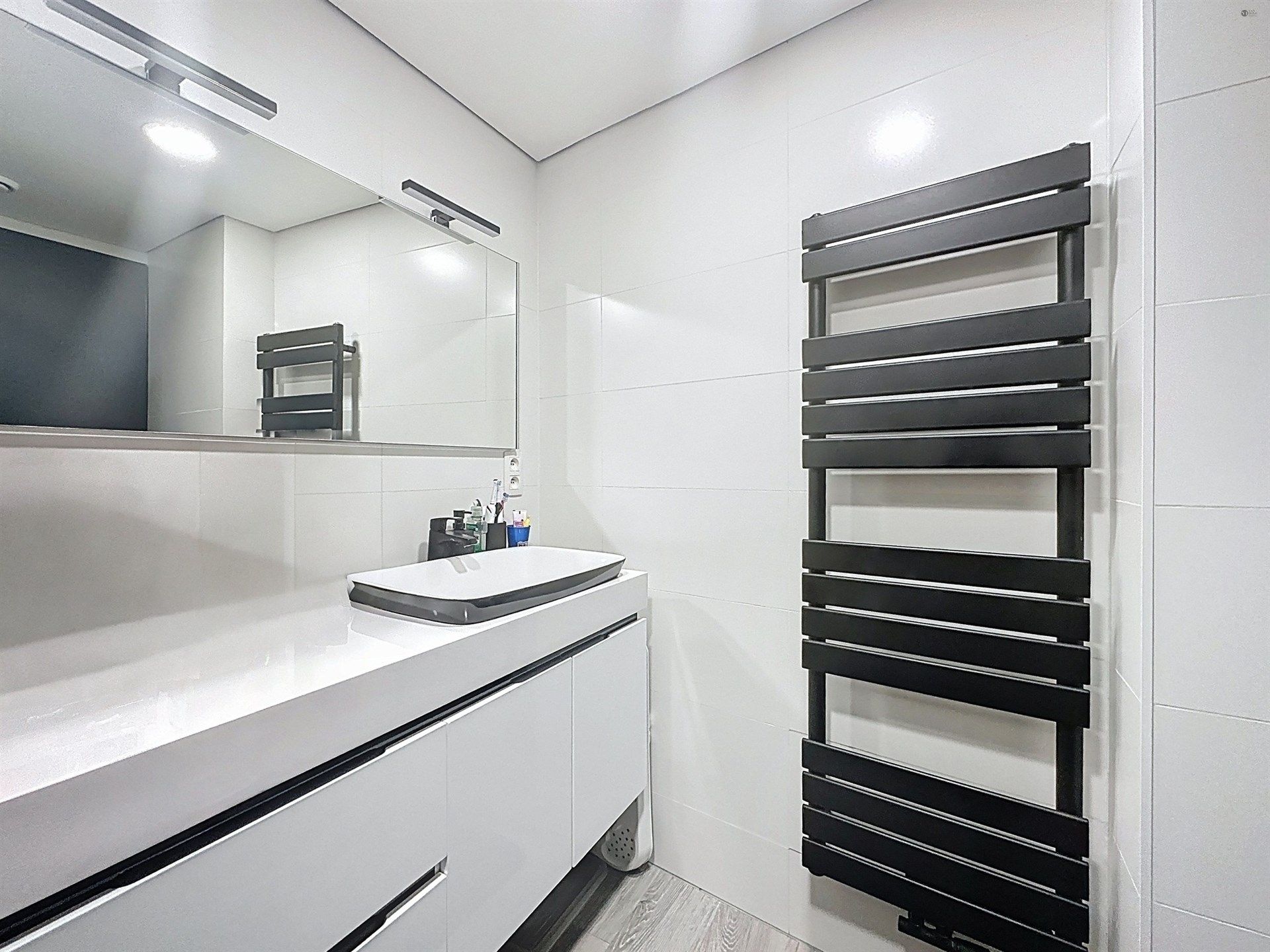 Instapklaar 2-slaapkamer appartement met 40m² terras op toplocatie. foto 6