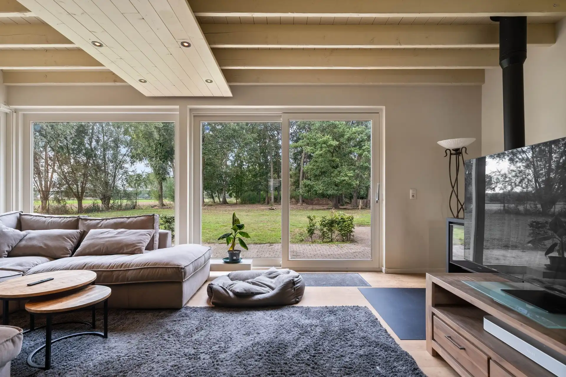 Unieke hoeve met bijgebouw op 19.459 m² grond, verscholen in het groen foto 5