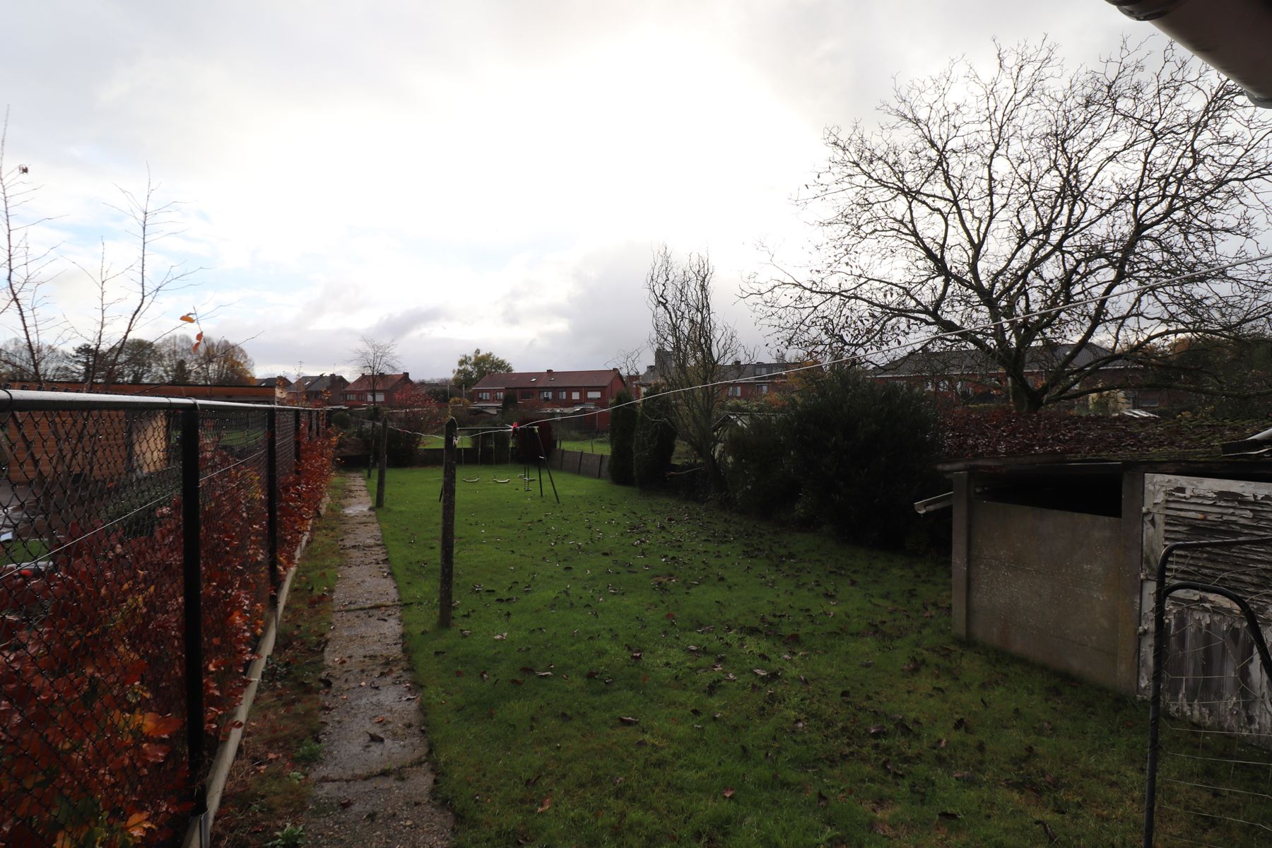 Een ruim woonhuis - halfopen bebouwing - met garage en tuin. foto 11