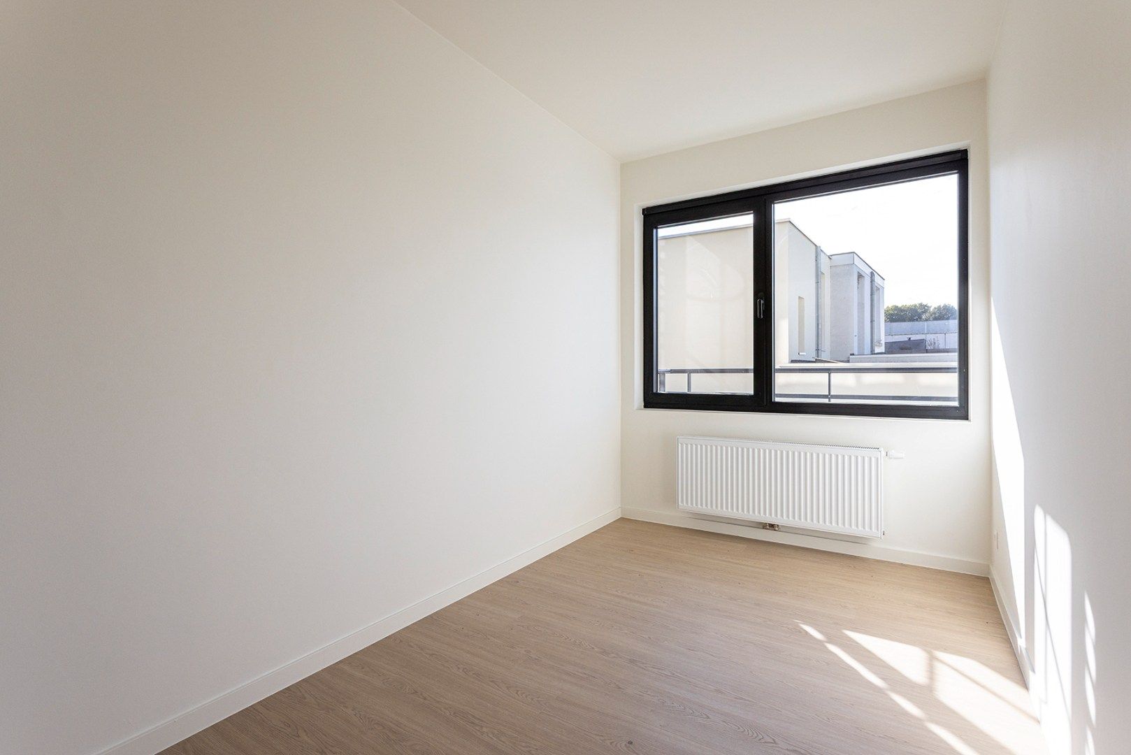 Volledig gerenoveerd (vernieuwbouw) 3-slaapkamer appartement met terras! foto 11