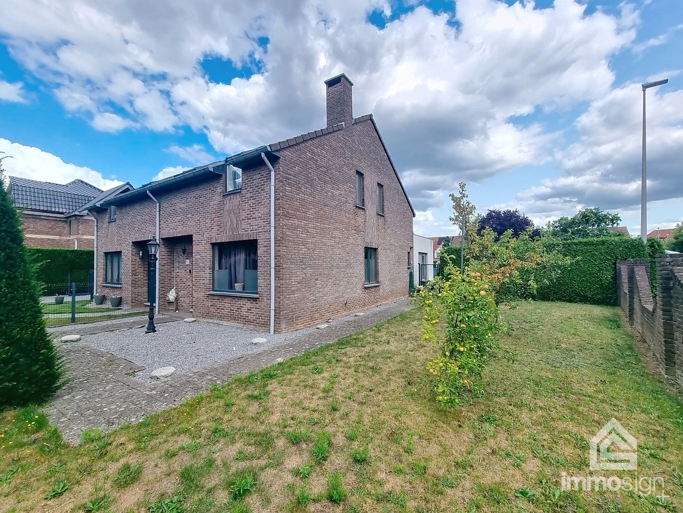 Instapklare halfopen woning met 3 slaapkamers te koop in Genk - perceel van 502 m² foto {{pictureIndex}}