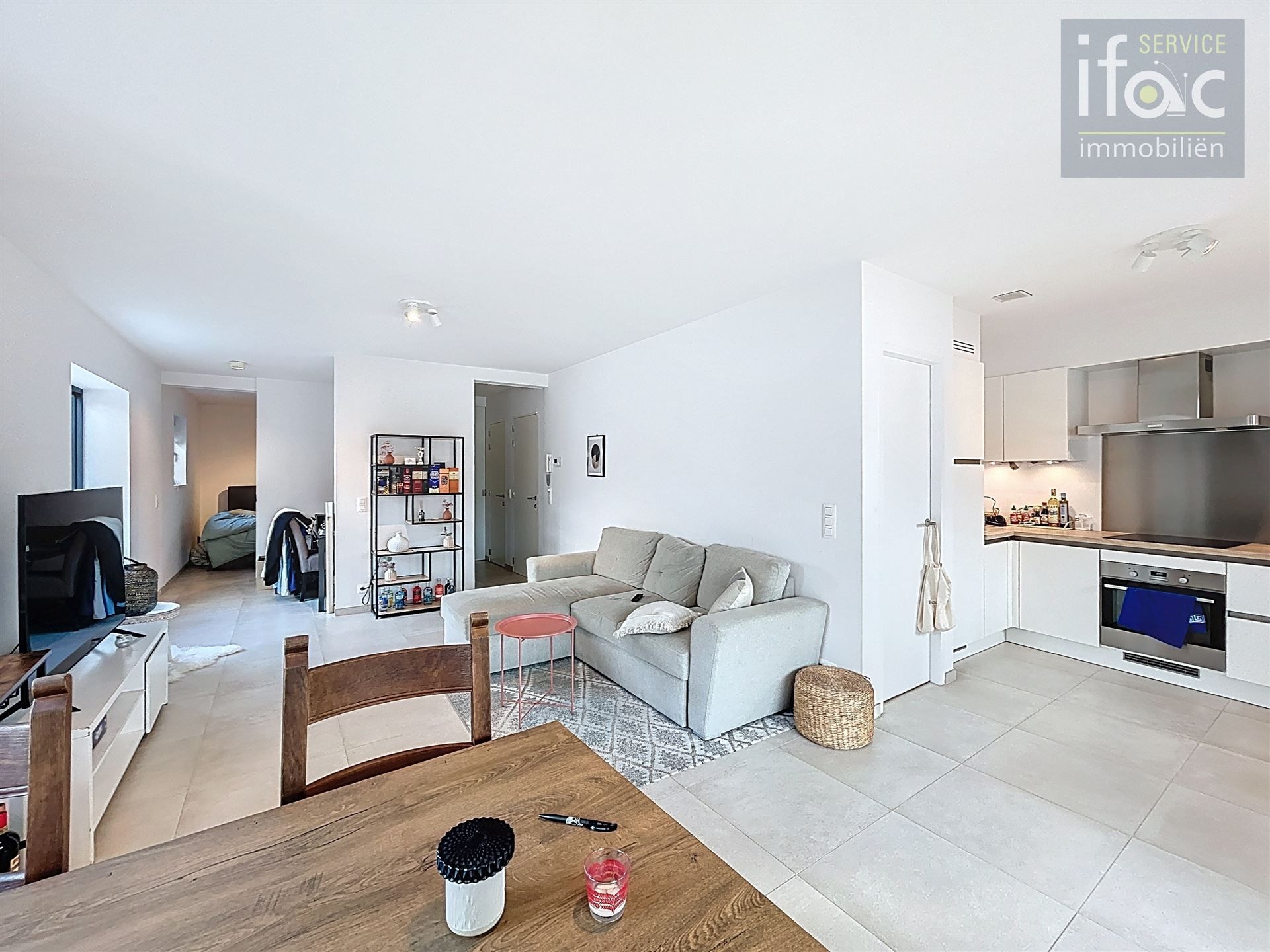 Modern en lichtrijk appartement foto 3