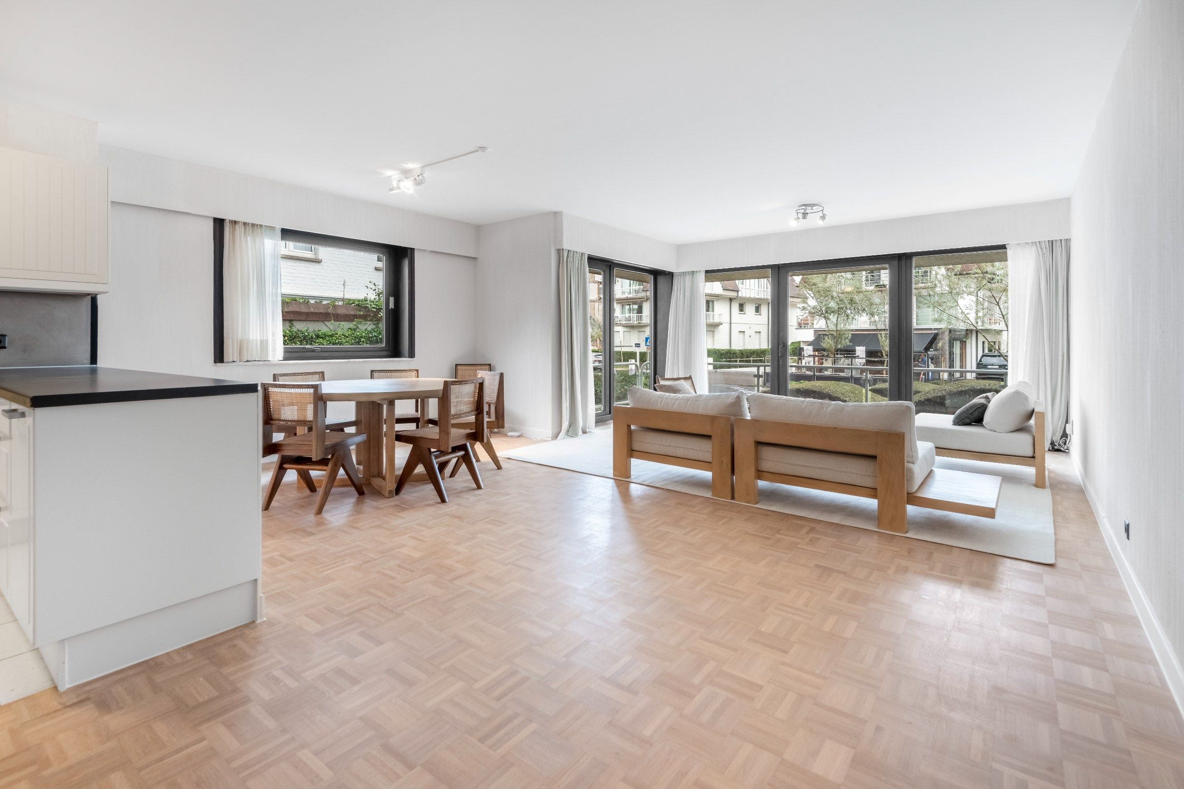 Ongemeubeld hoekappartement met veel licht en mooie terrassen vlakbij het Albertplein in het Zoute.  foto {{pictureIndex}}