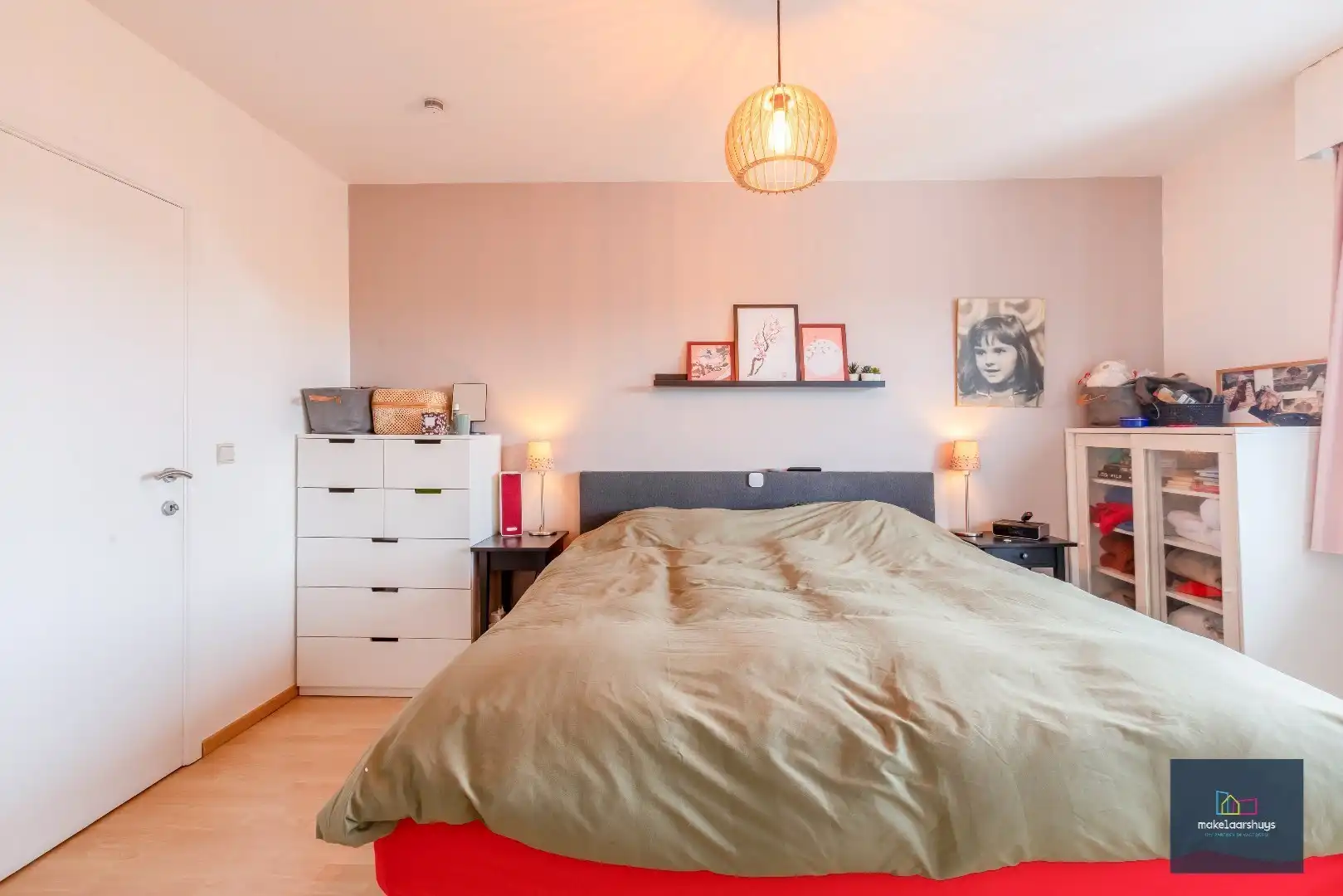 Heel ruime Instapklare woning in rij  met zonneterras en 2 staanplaatsen foto 21