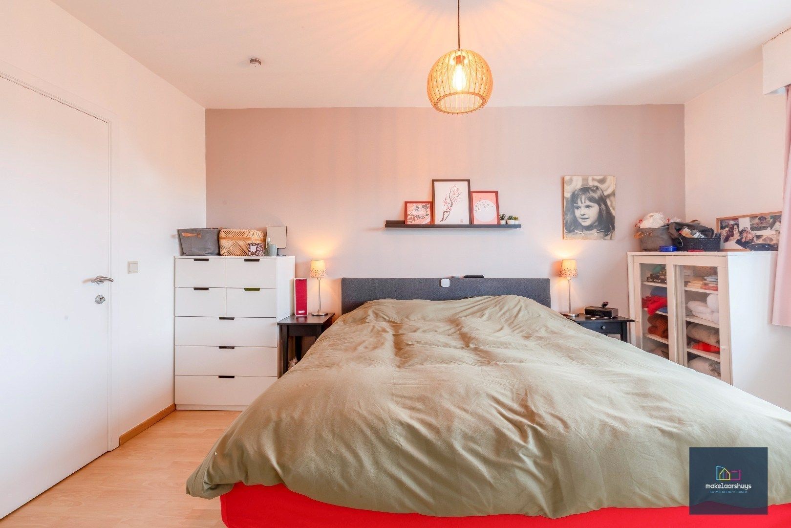 Heel ruime Instapklare woning in rij  met zonneterras en 2 staanplaatsen foto 21