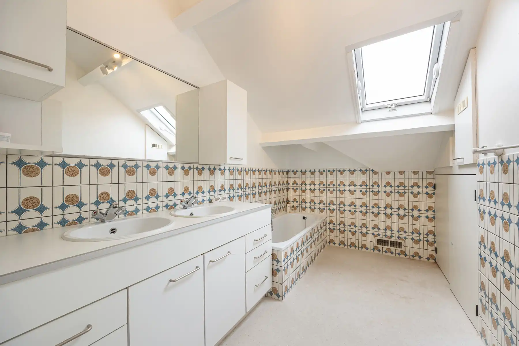 Split-level woning op ca. 1103 m² in een rustige woonwijk foto 17