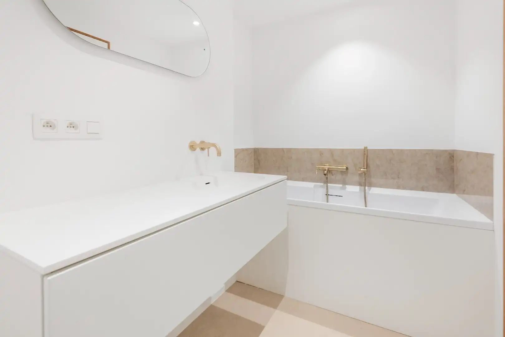 Ruim plateau-appartement met frontaal zeezicht (10 meter gevelbreedte) gelegen aan het Rubensplein. Inpandige parking. foto 23