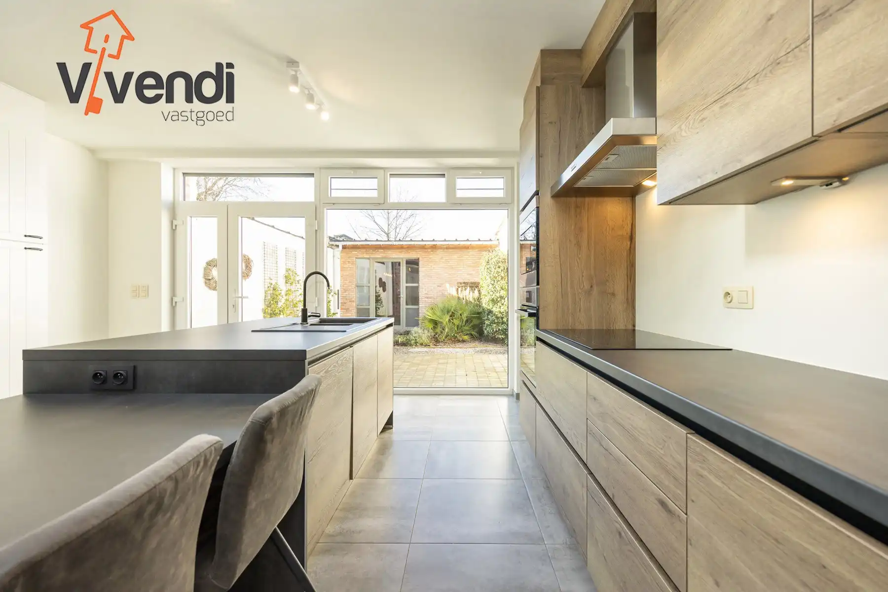 Instapklare stadswoning recent volledig gerenoveerd! foto 9