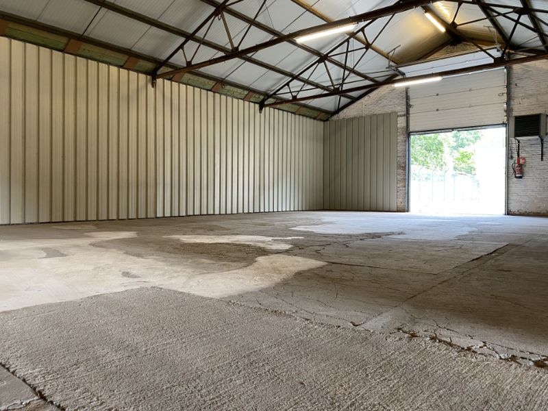 Magazijn van 294m² met 200m² afgesloten buitenruimte, en parking foto 3