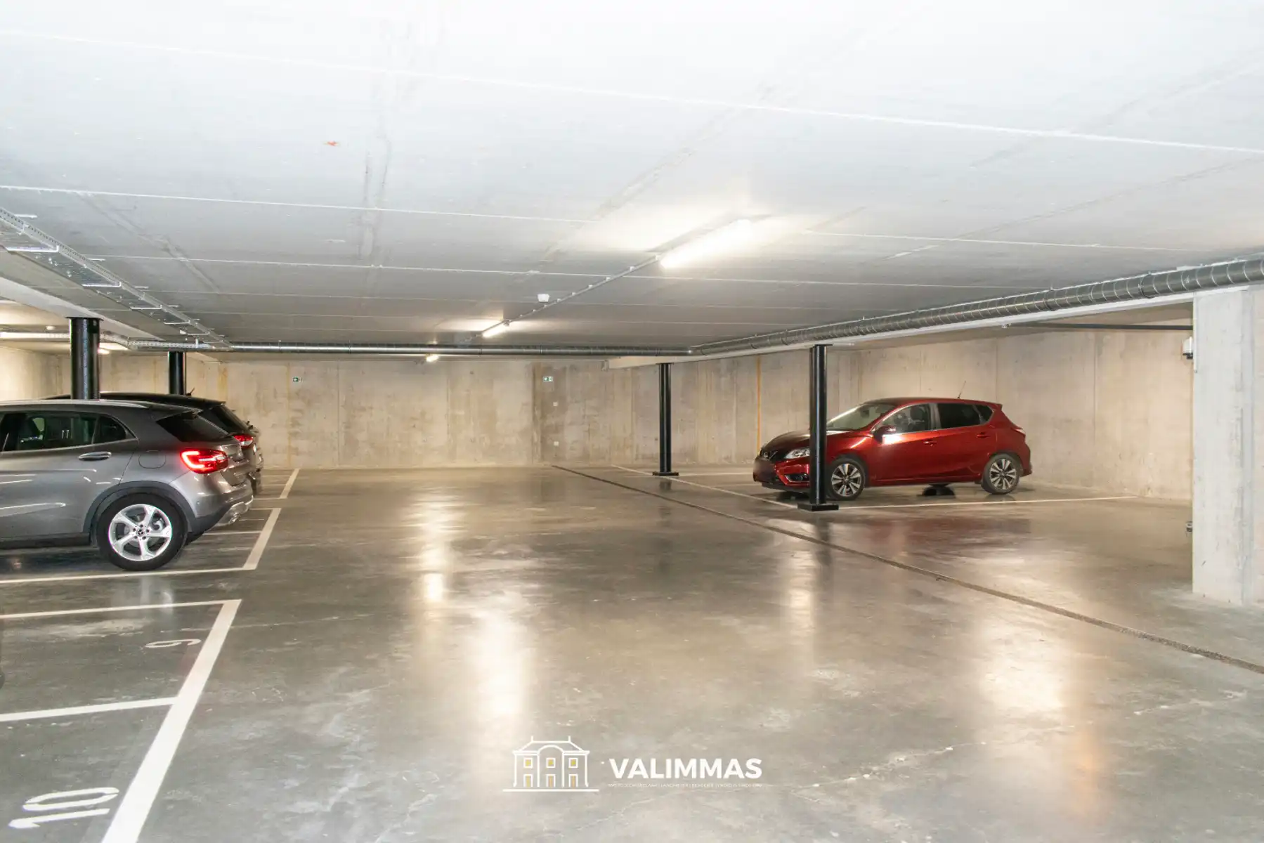 Commercieel gelijkvloers met grote kelder en 4 parkings... foto 9