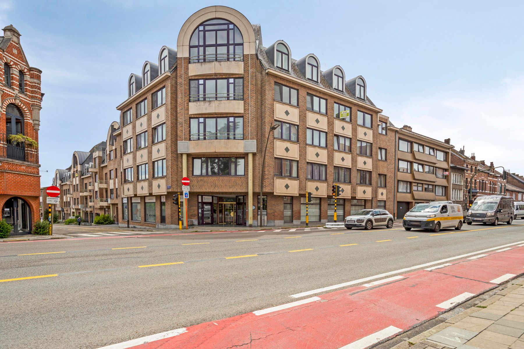 Goed gelegen appartement met 2 slaapkamers en staanplaats foto {{pictureIndex}}