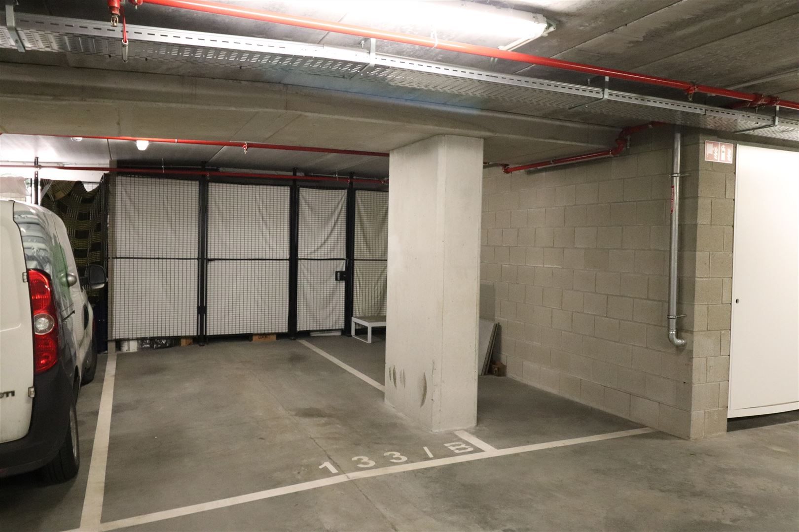 Parking met extra ruimte en berging  foto 3