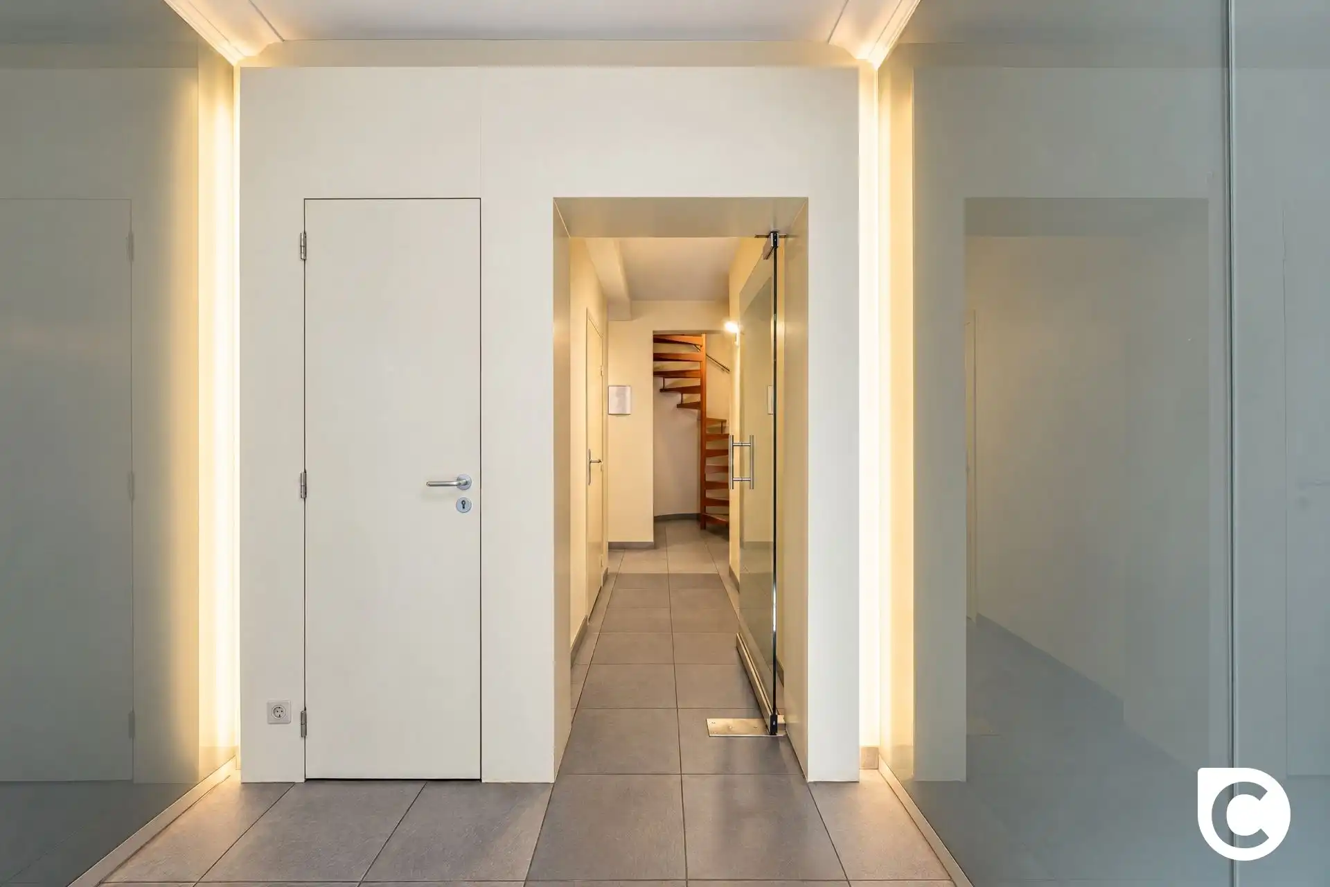 Instapklaar 2 slaapkamer app + garage foto 12