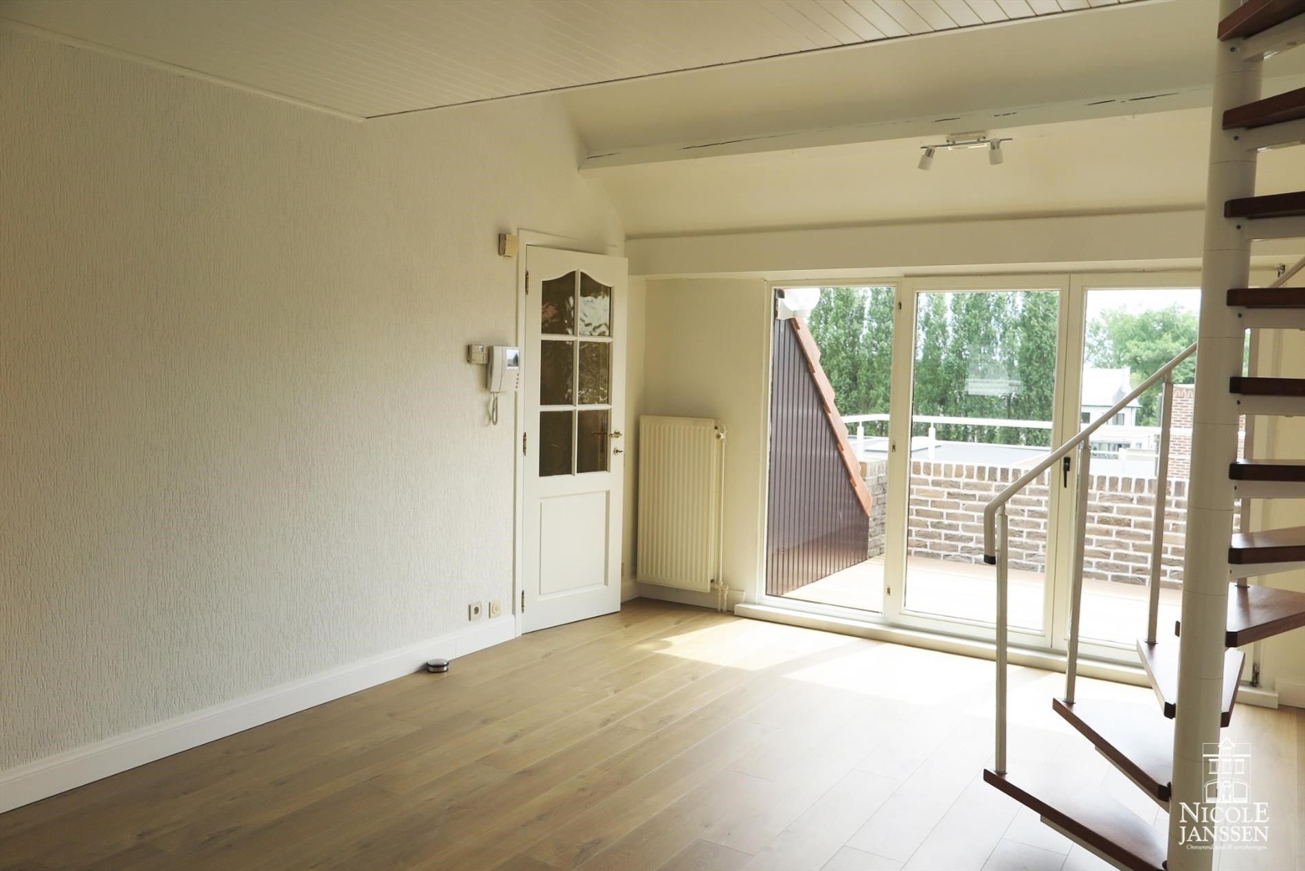Duplex-appartement met 1 à 2 slaapkamers, terras, autostandplaats en lift in het centrum van Maaseik foto 3