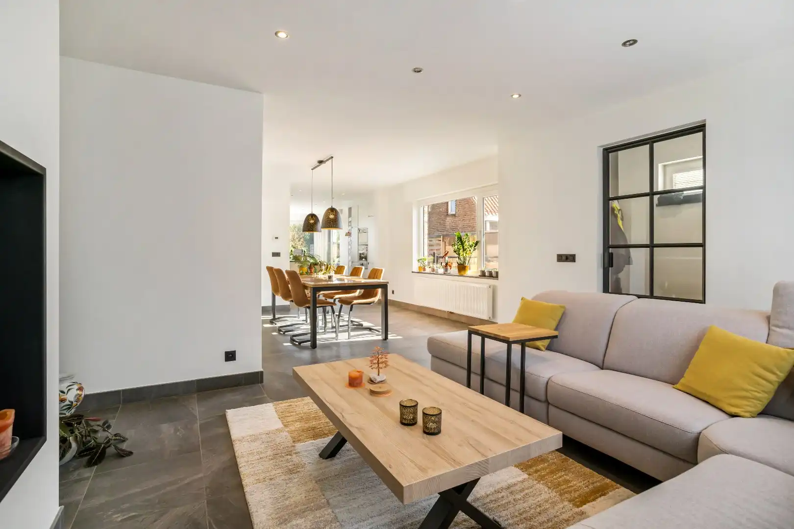Deze prachtige woning werd 10 jaar geleden volledig gerenoveerd en biedt een moderne en comfortabele leefomgeving. foto 3
