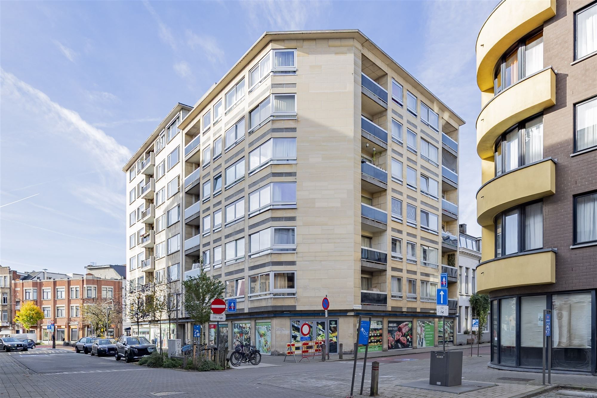 Gerenoveerd appartement met 2 slaapkamers en terras foto 2