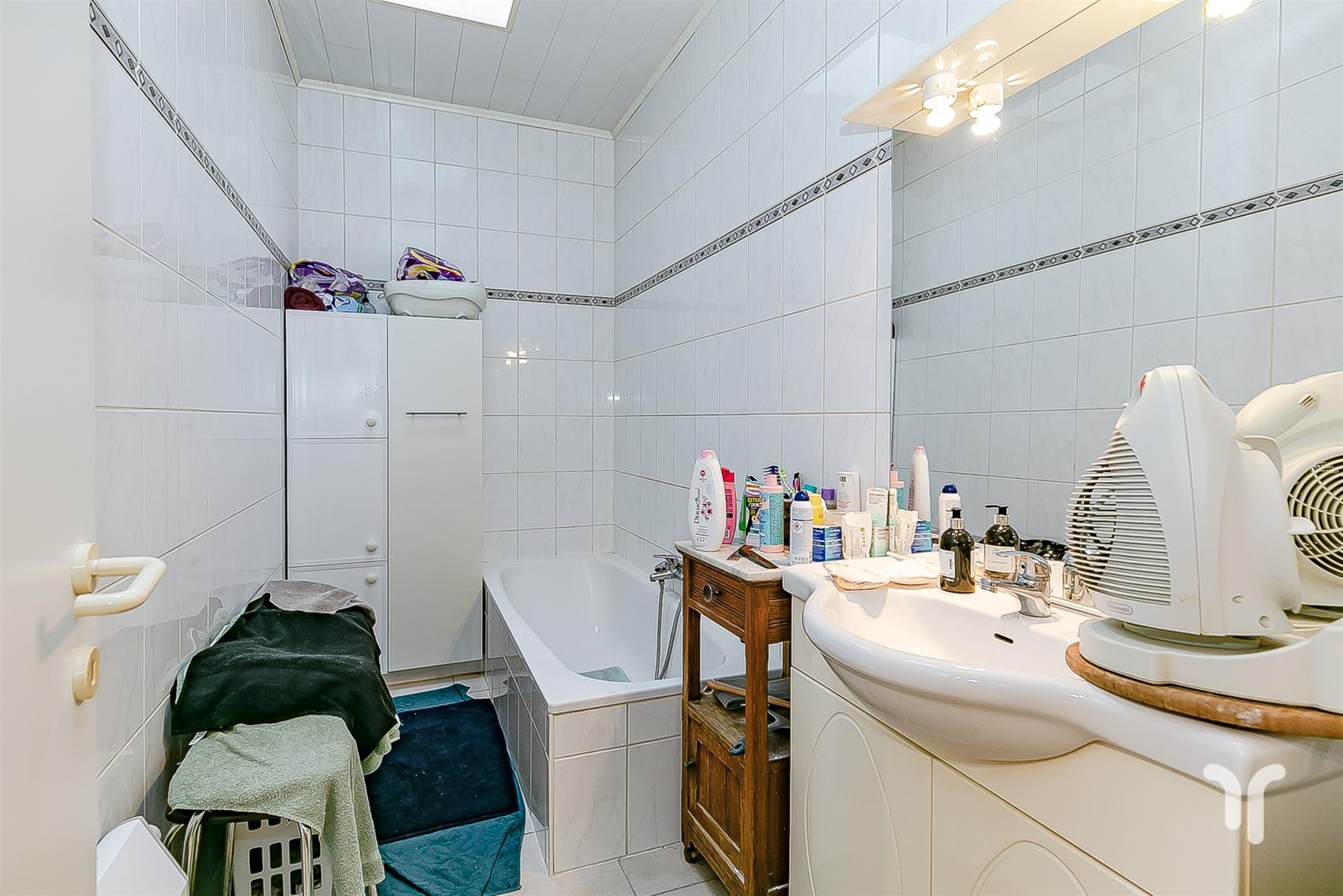 Op te frissen gelijkvloers appartement met 2 slaapkamers foto 6