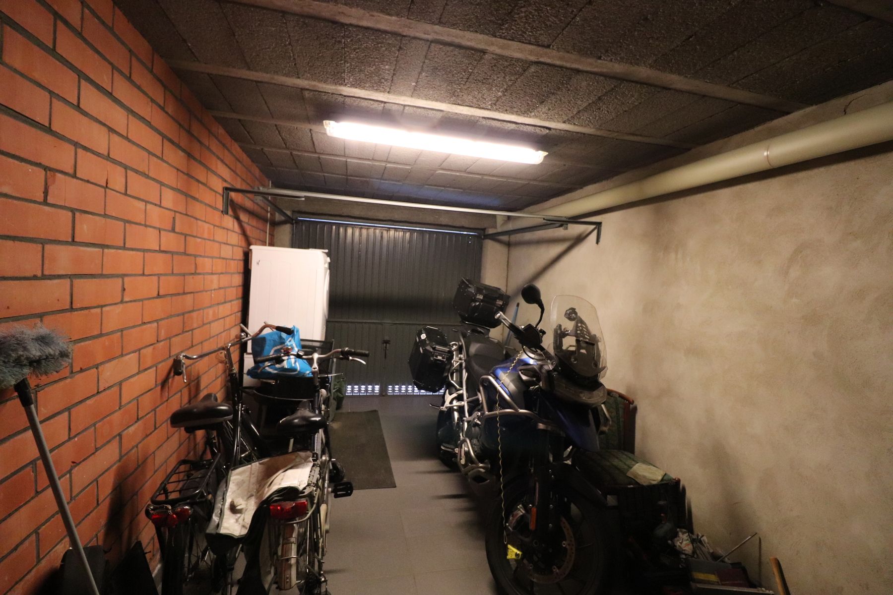 Een appartement op de 1ste verdieping met 2 slaapkamers, garage en tuin.  foto 14