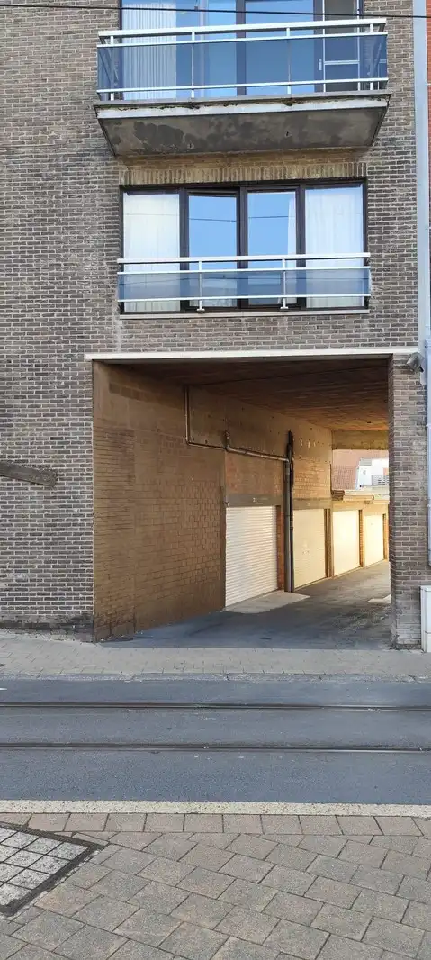 Zeer centraal gelegen afgesloten garagebox foto 12
