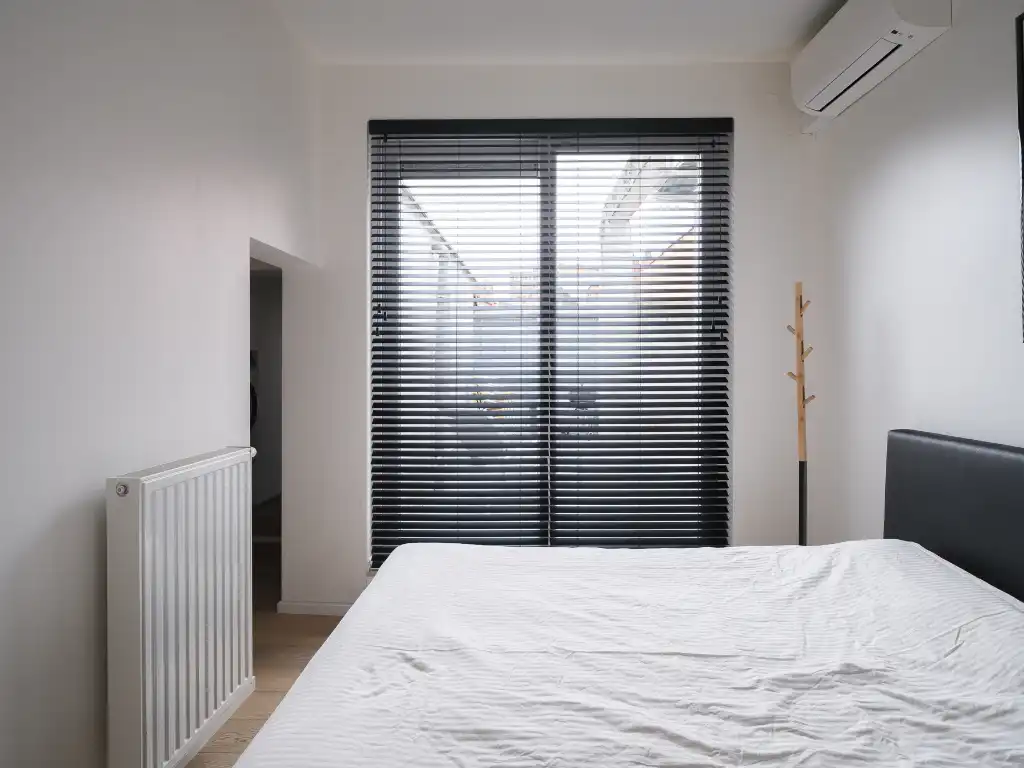 Instapklaar 2-slpk appartement met een ruim zonneterras en garage nabij de Coupure foto 10