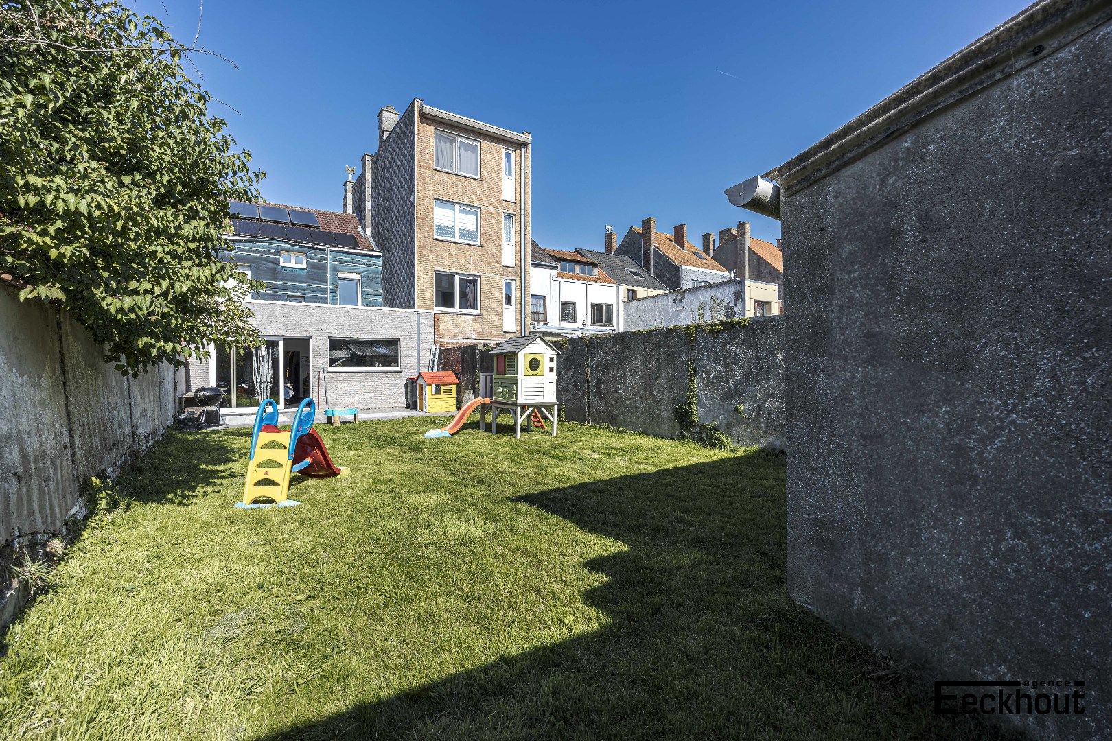 Grondig gerenoveerde woning met tuin, terras, garage en 4 slaapkamers te Oostende! foto 14