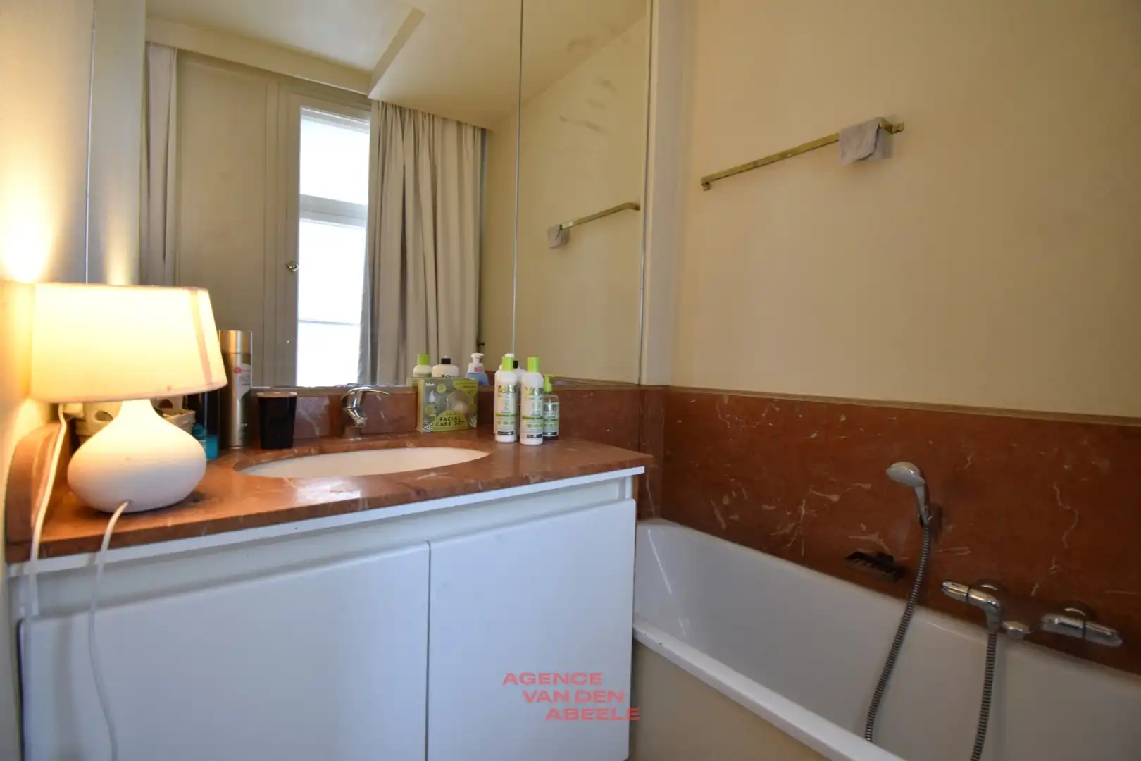 Klassevolle woning met 3 slaapkamers en tuin te Brugge  foto 14