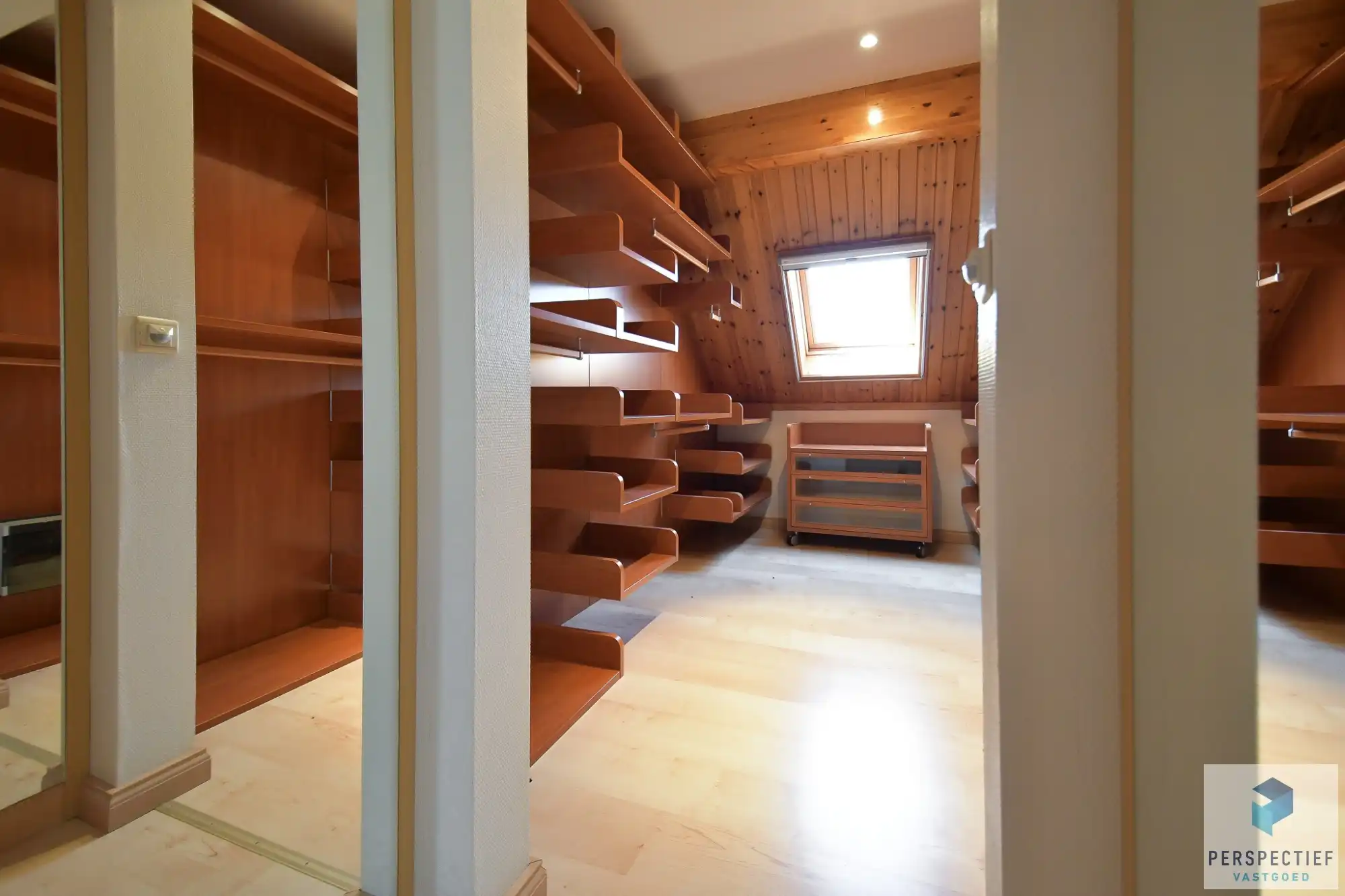 Unieke villa met dubbele garage en opslagplaats/ loods in rustige omgeving foto 17