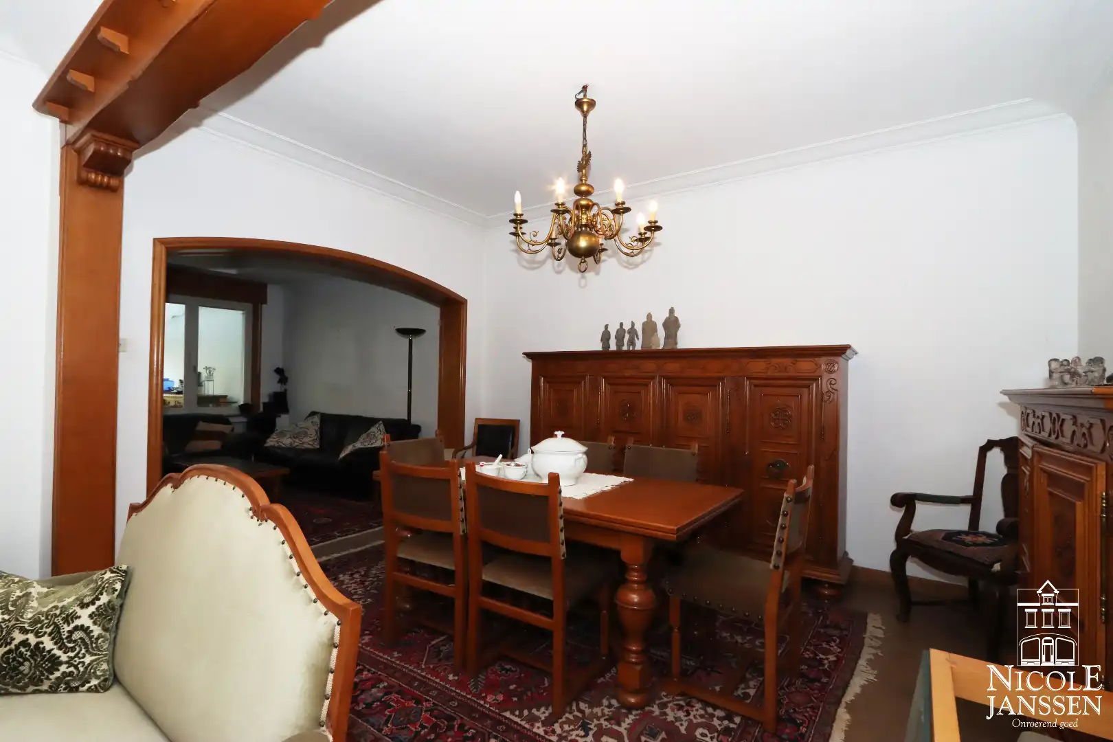 Op te frissen stadswoning met zes slaapkamers en gezellige stadstuin foto 5