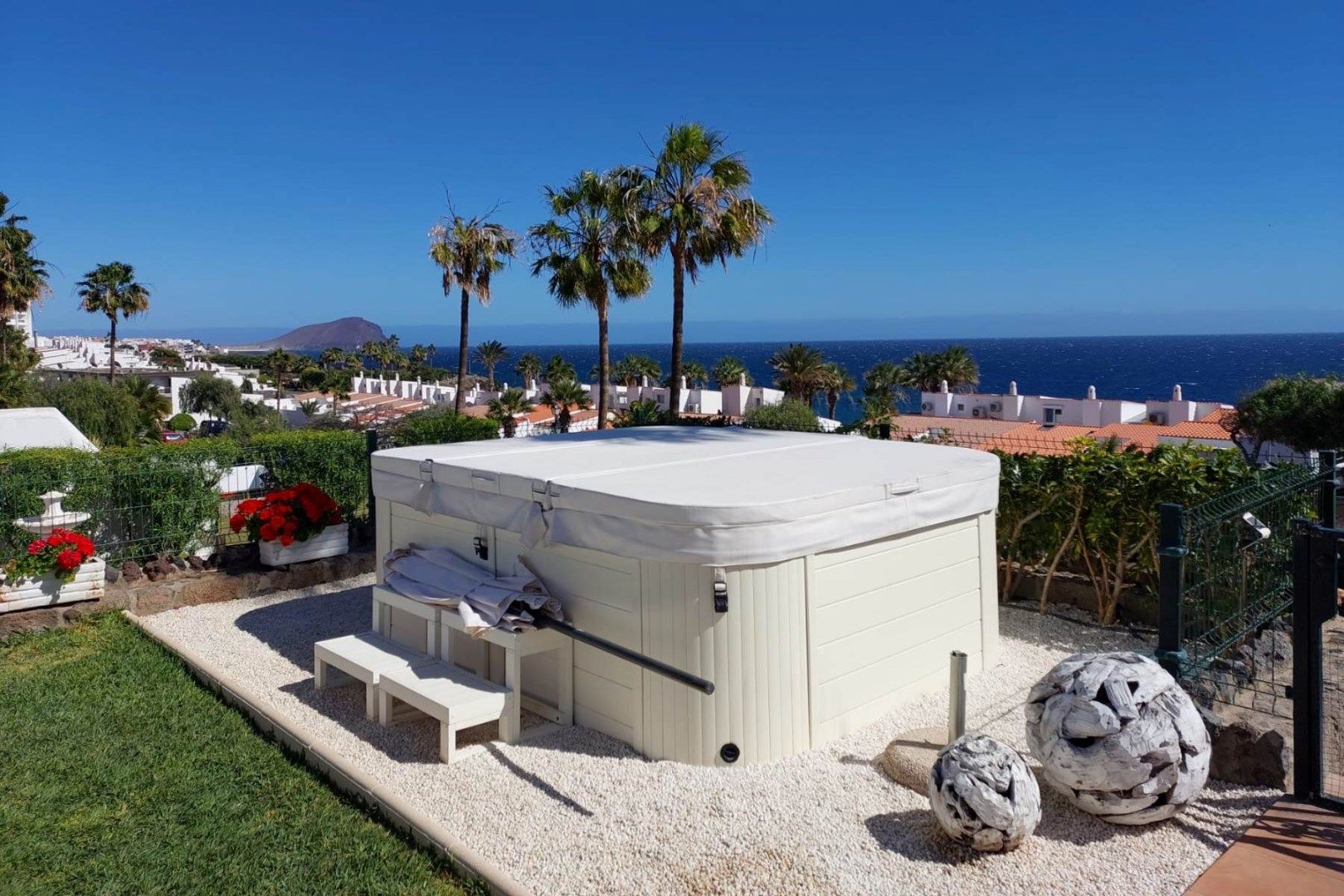 Ruime hoekwoning met vrij uitzicht op zee!  foto 3