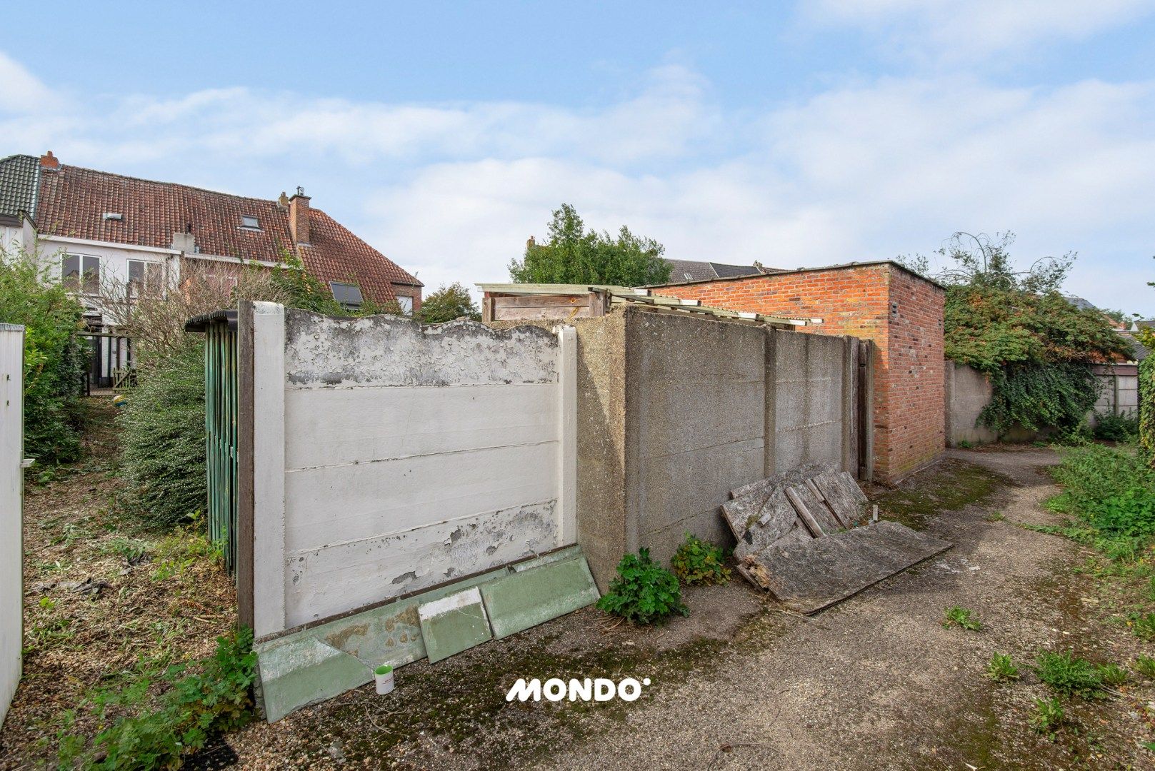 Te renoveren woning met veel potentieel!  foto 12