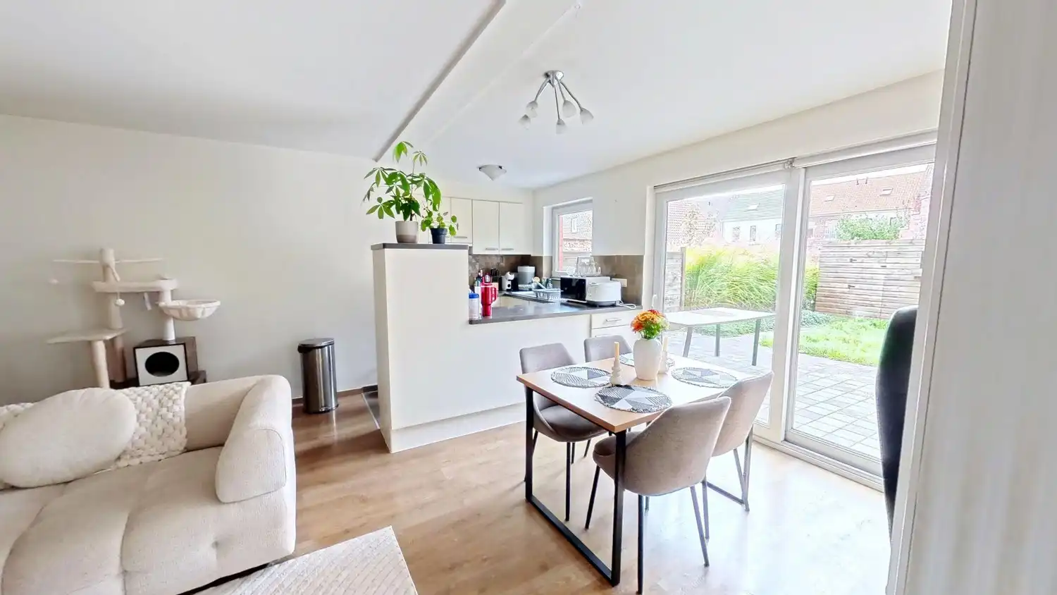 Ruim appartement met mooie tuin en terras! foto 4