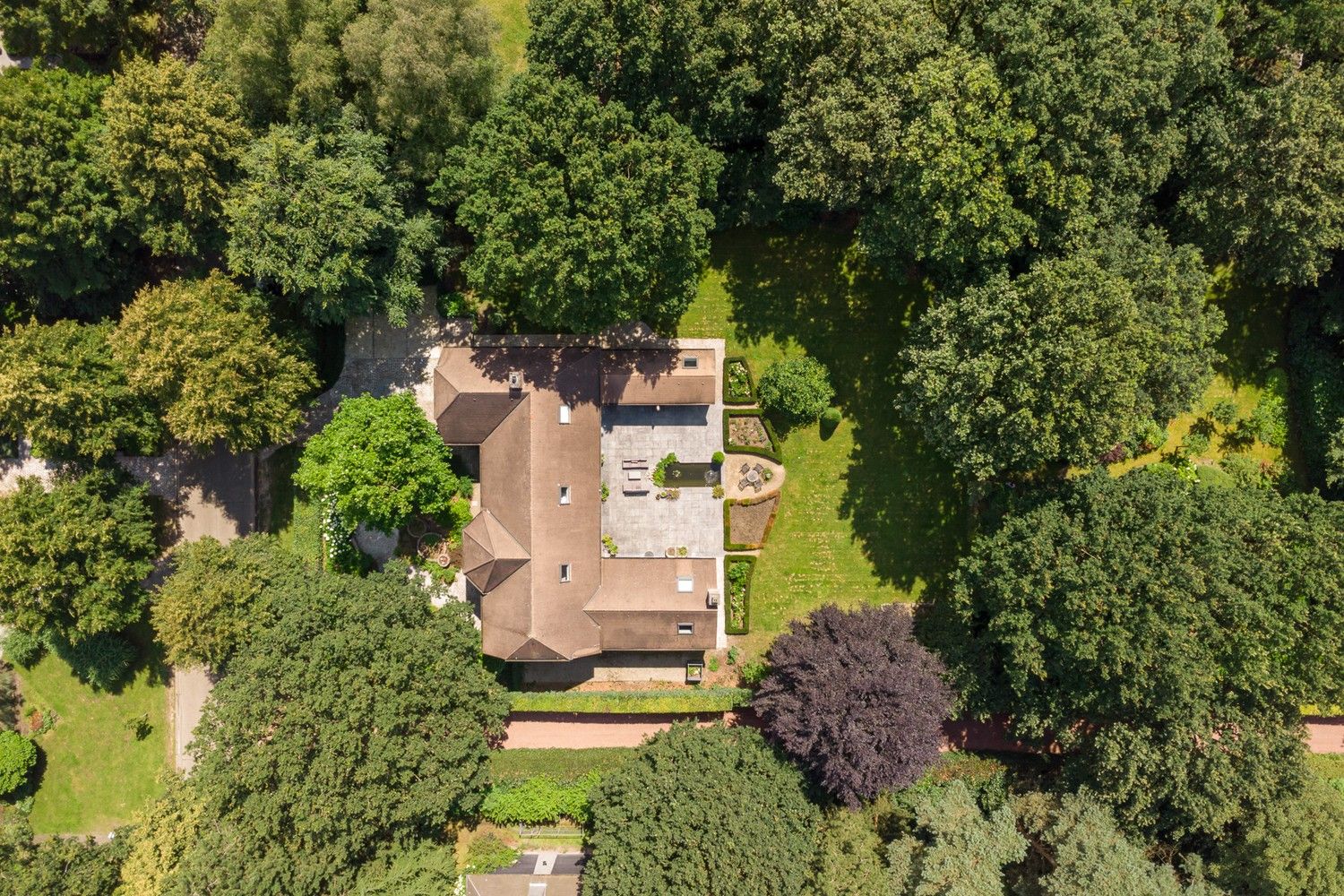 Riante villa met prachtige tuin en praktijk ruimte foto {{pictureIndex}}