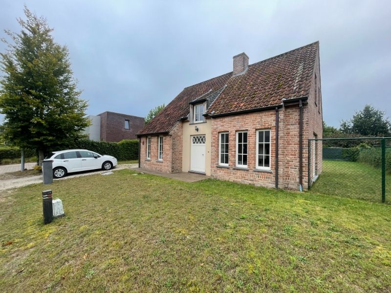 Rustig gelegen open bebouwing met ruime tuin en 3 slaapkamers foto 1